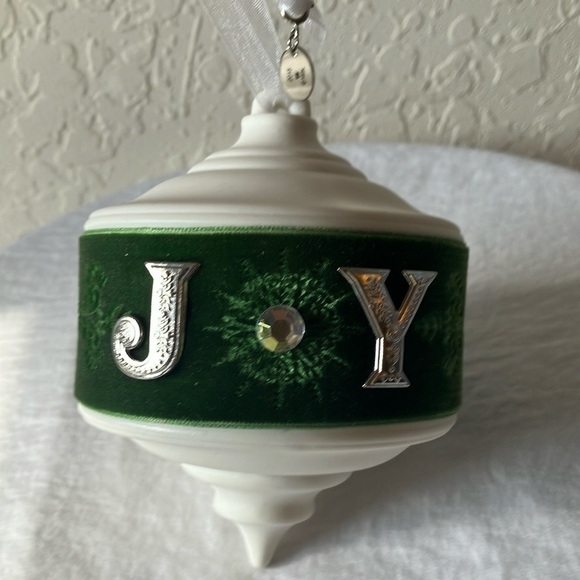 Hallmark: 2015- Keepsake Ornament- Emerald Joy Ceramic Christmas Ornament - Picture 1 of 16